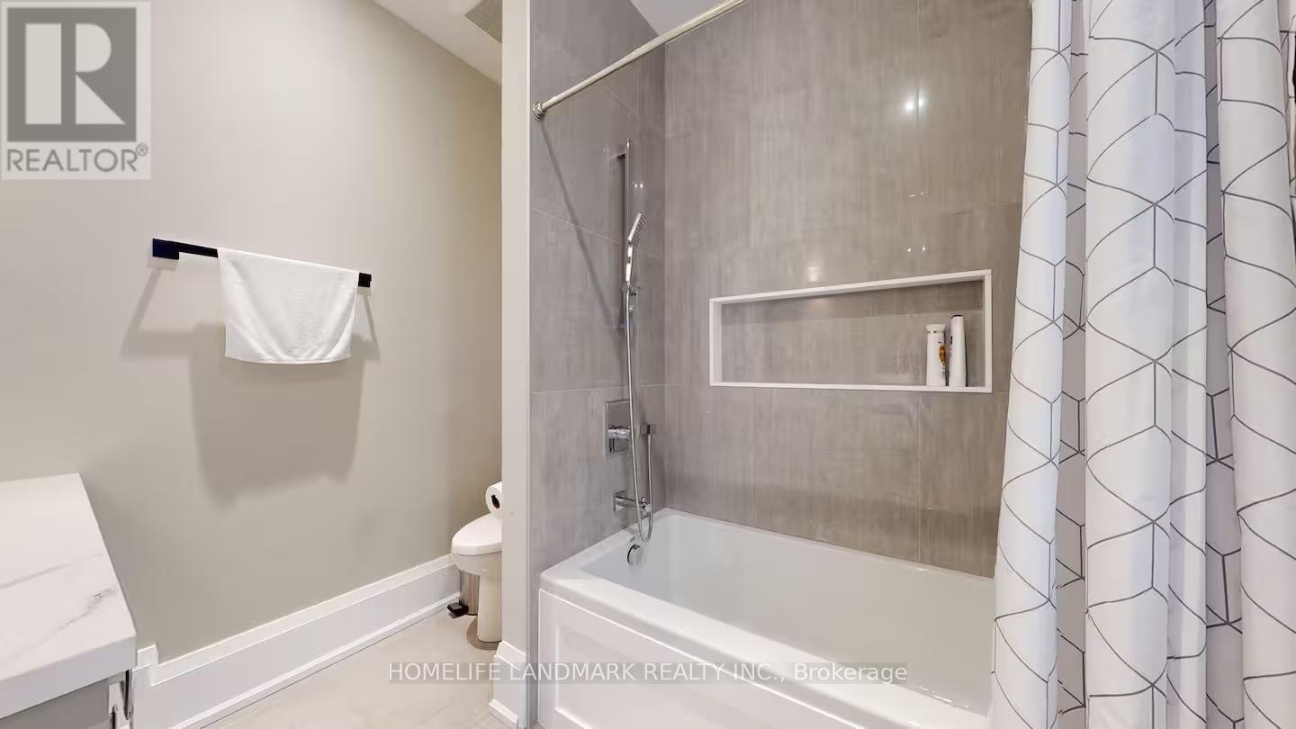 18 Burnhamthorpe Park Boulevard, Toronto, ON - Indoor Photo Showing Bathroom