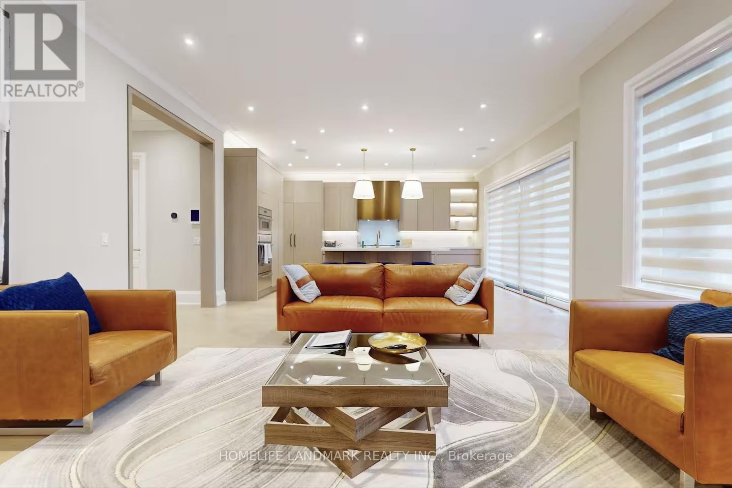 18 Burnhamthorpe Park Boulevard, Toronto, ON - Indoor Photo Showing Living Room