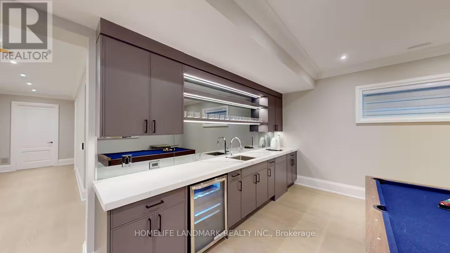 18 Burnhamthorpe Park Boulevard, Toronto, ON - Indoor Photo Showing Kitchen