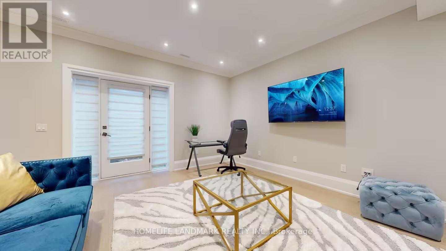 18 Burnhamthorpe Park Boulevard, Toronto, ON - Indoor Photo Showing Living Room