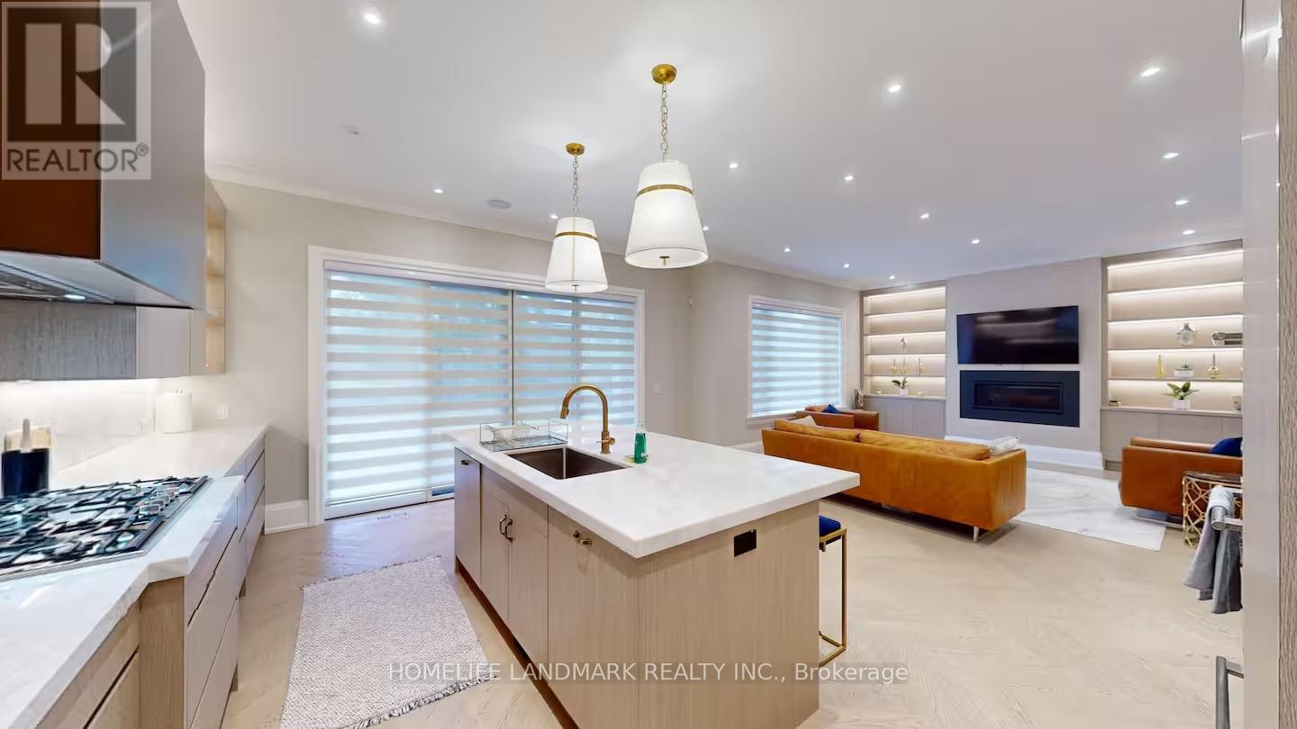 18 Burnhamthorpe Park Boulevard, Toronto, ON - Indoor Photo Showing Kitchen With Upgraded Kitchen