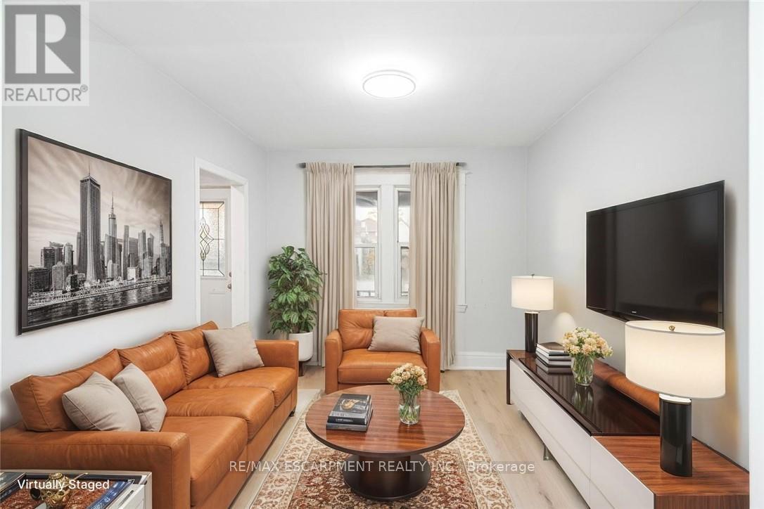 VIRTUALLY STAGED - 8 Leeds Street, Hamilton, ON - Indoor Photo Showing Living Room