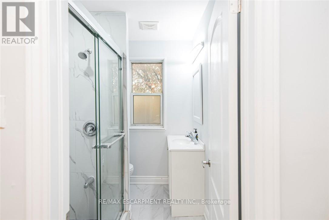 8 Leeds Street, Hamilton, ON - Indoor Photo Showing Bathroom