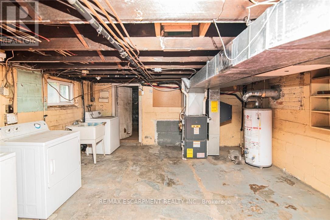 8 Leeds Street, Hamilton, ON - Indoor Photo Showing Laundry Room