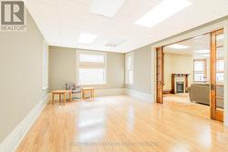 Com space: Huge open area (possible con-to res) -