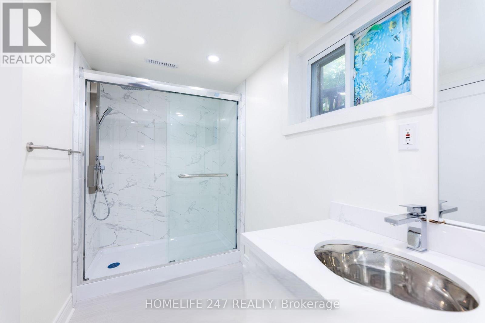 12 Kells Avenue, Toronto, ON - Indoor Photo Showing Bathroom