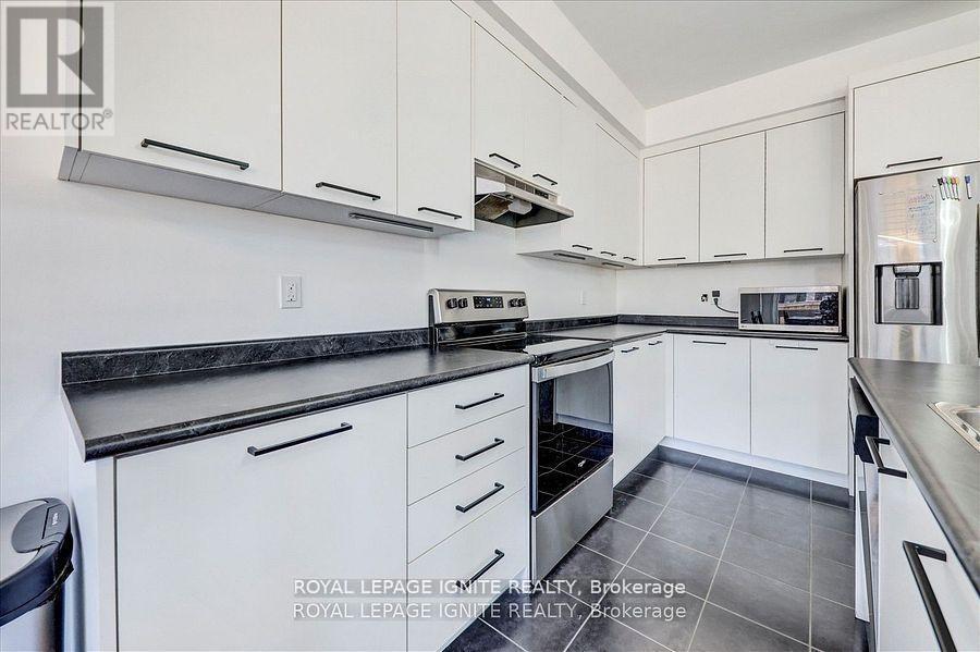 35 Peter Hogg Court, Whitby, ON - Indoor Photo Showing Kitchen