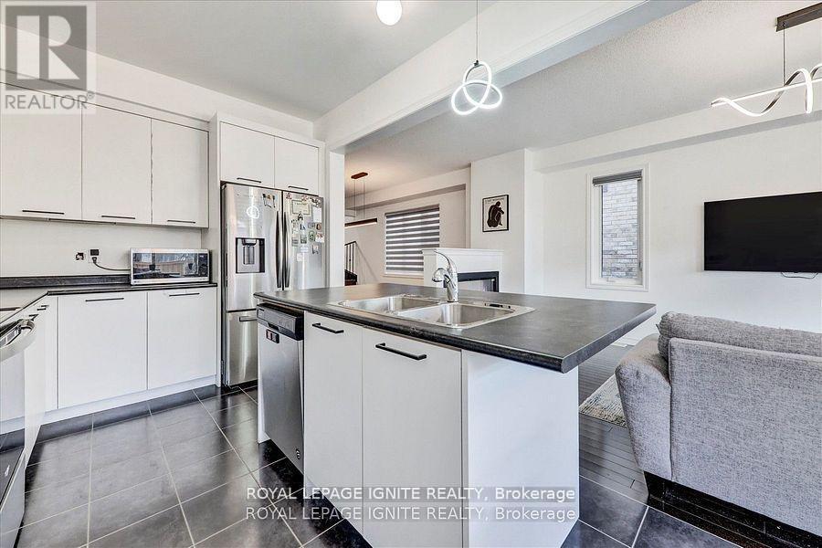 35 Peter Hogg Court, Whitby, ON - Indoor Photo Showing Kitchen With Double Sink