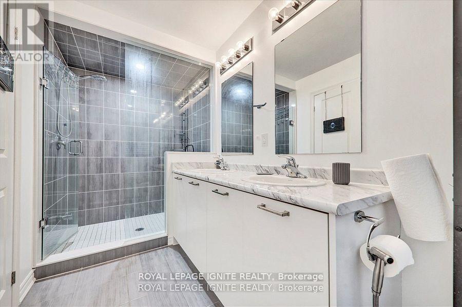 35 Peter Hogg Court, Whitby, ON - Indoor Photo Showing Bathroom