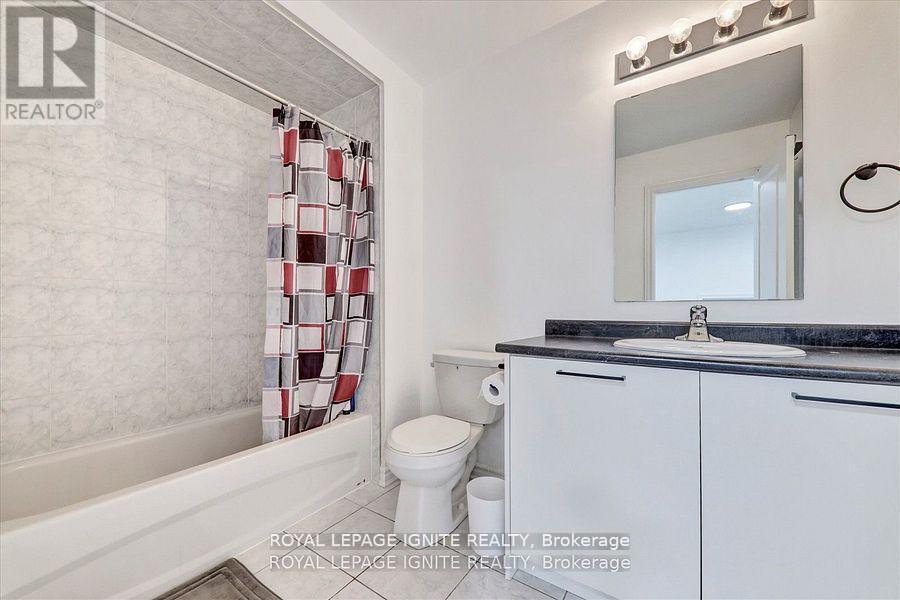 35 Peter Hogg Court, Whitby, ON - Indoor Photo Showing Bathroom