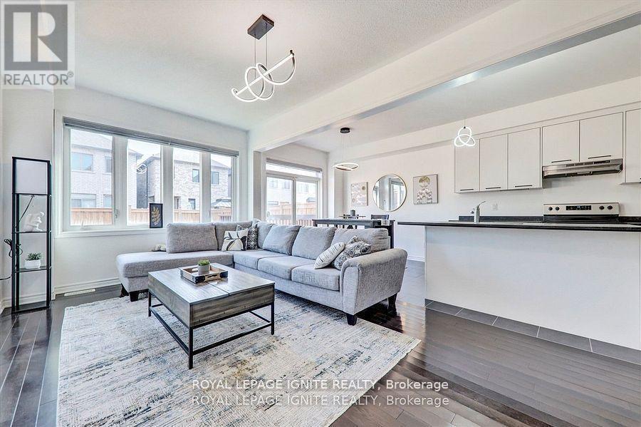 35 Peter Hogg Court, Whitby, ON - Indoor Photo Showing Living Room