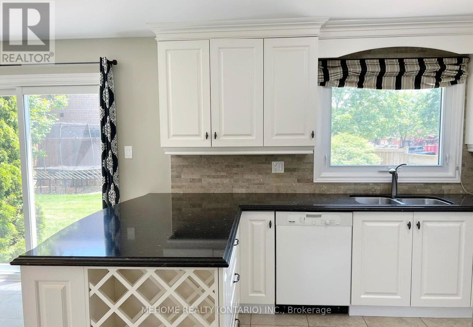 2037 Schoolmaster Circle, Oakville, ON - Indoor Photo Showing Kitchen With Double Sink