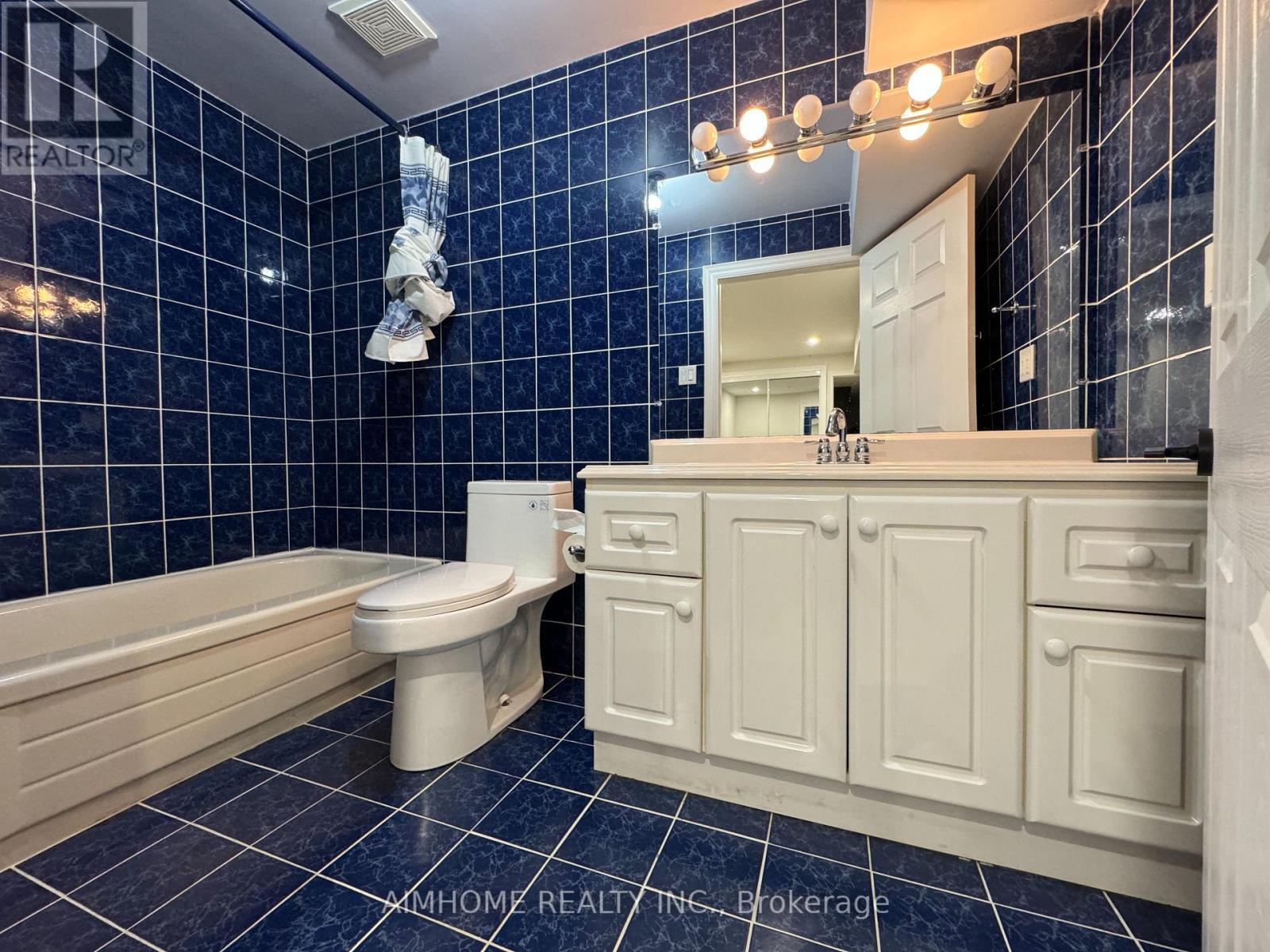 71 Hyde Park Drive, Richmond Hill, ON - Indoor Photo Showing Bathroom