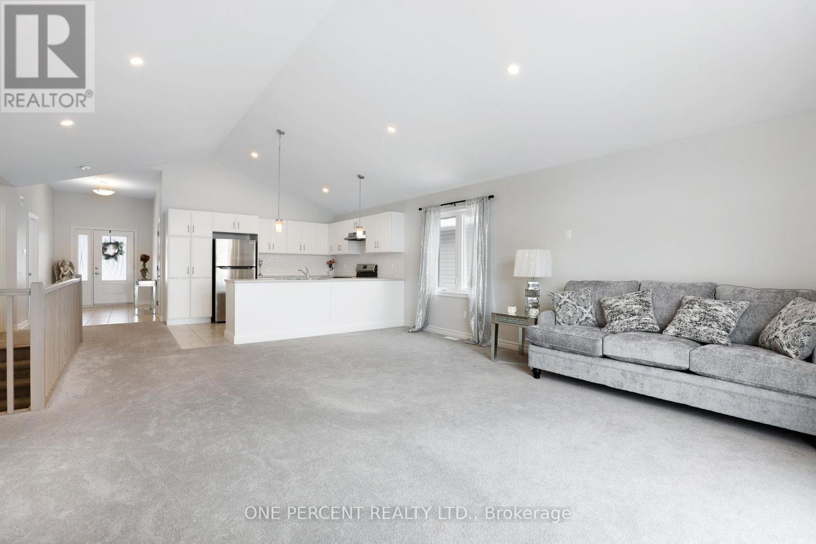 4 Yade Road, Arnprior, ON - Indoor Photo Showing Living Room