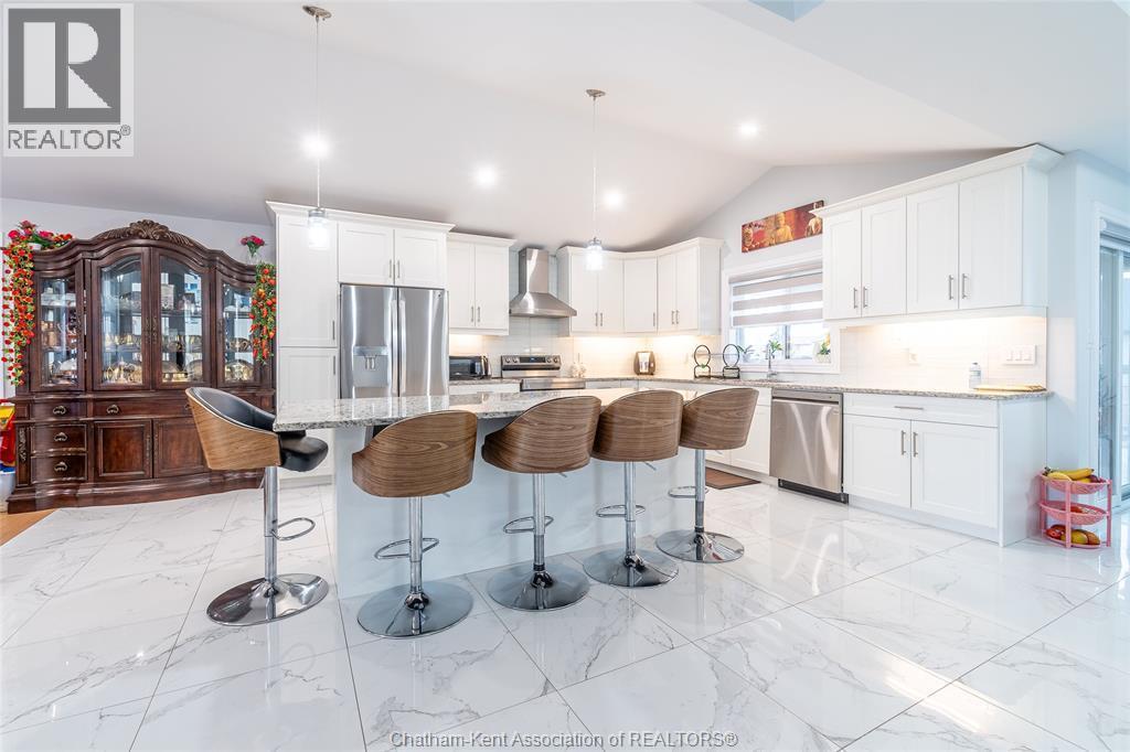 44 Peachtree Lane, Chatham, ON - Indoor Photo Showing Kitchen With Upgraded Kitchen