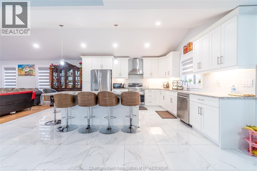 44 Peachtree Lane, Chatham, ON - Indoor Photo Showing Kitchen With Upgraded Kitchen