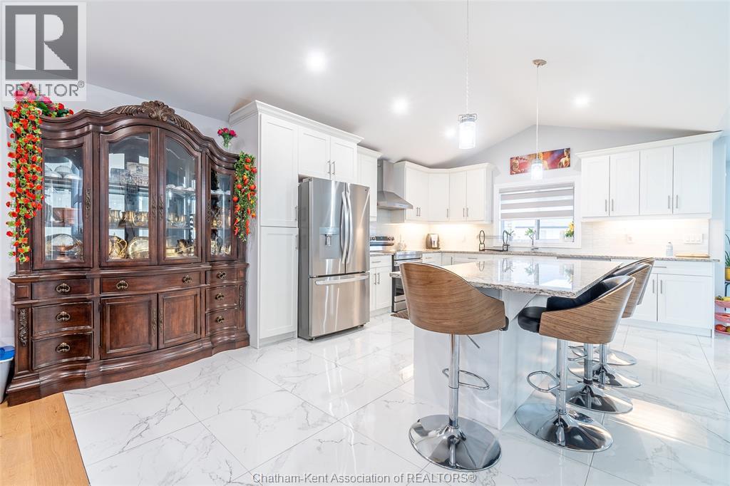 44 Peachtree Lane, Chatham, ON - Indoor Photo Showing Kitchen With Upgraded Kitchen