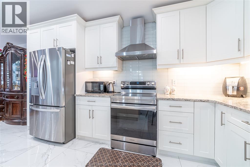 44 Peachtree Lane, Chatham, ON - Indoor Photo Showing Kitchen With Upgraded Kitchen