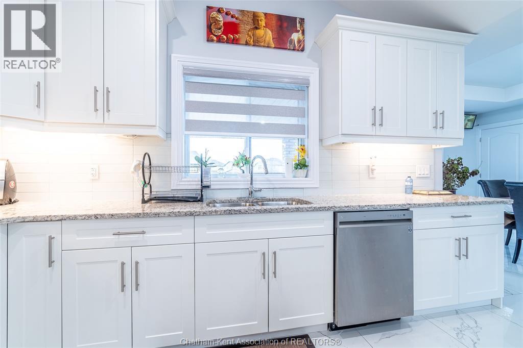 44 Peachtree Lane, Chatham, ON - Indoor Photo Showing Kitchen With Double Sink With Upgraded Kitchen