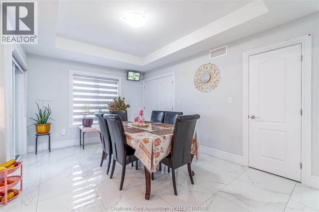 44 Peachtree Lane, Chatham, ON - Indoor Photo Showing Dining Room