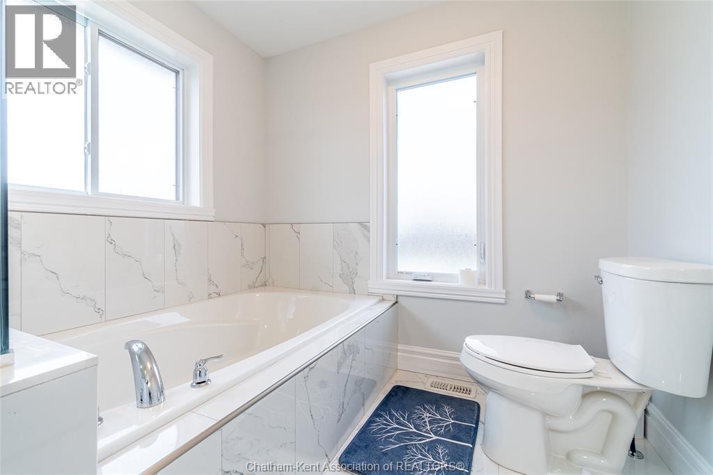 44 Peachtree Lane, Chatham, ON - Indoor Photo Showing Bathroom