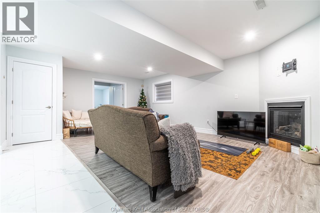 44 Peachtree Lane, Chatham, ON - Indoor With Fireplace