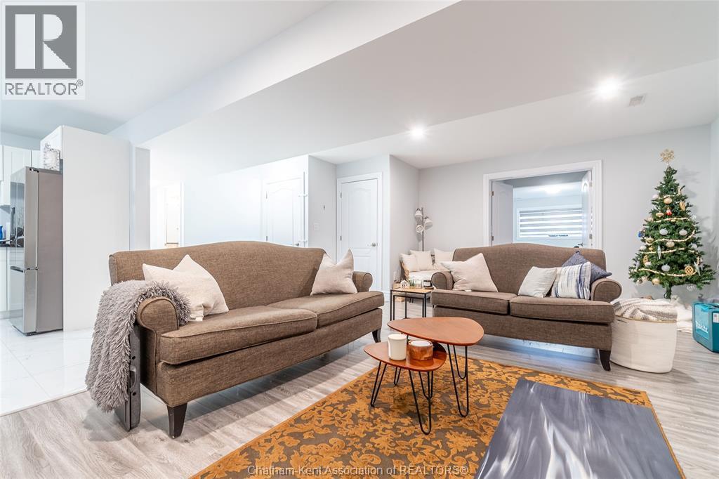 44 Peachtree Lane, Chatham, ON - Indoor Photo Showing Living Room