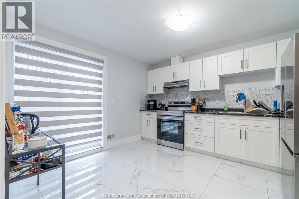 44 Peachtree Lane, Chatham, ON - Indoor Photo Showing Kitchen With Double Sink