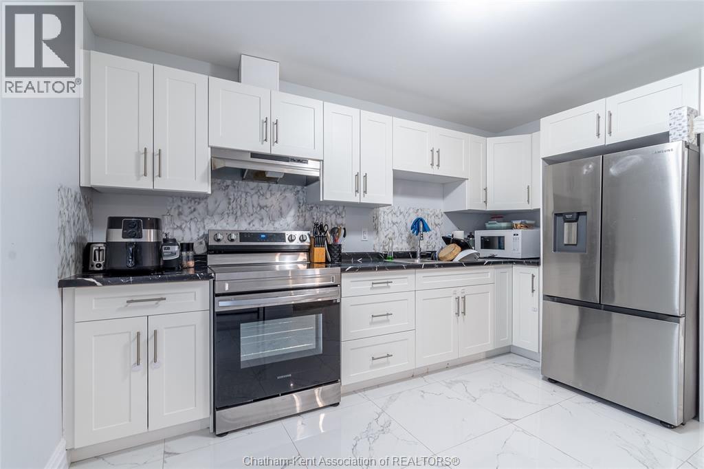 44 Peachtree Lane, Chatham, ON - Indoor Photo Showing Kitchen