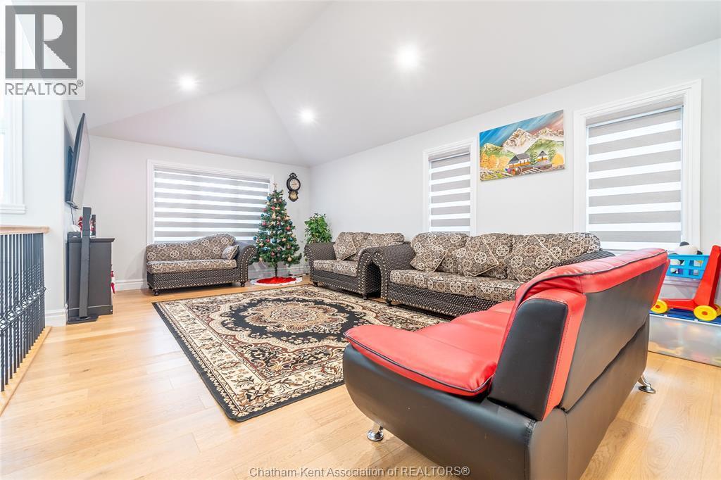 44 Peachtree Lane, Chatham, ON - Indoor Photo Showing Living Room