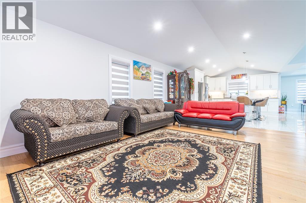 44 Peachtree Lane, Chatham, ON - Indoor Photo Showing Living Room