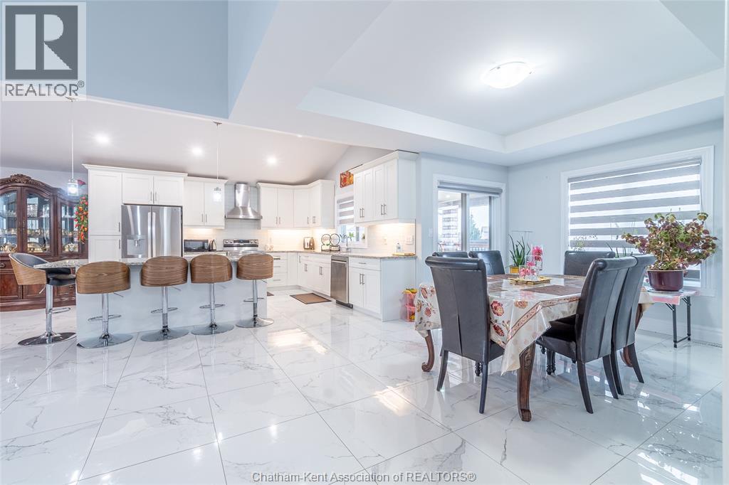 44 Peachtree Lane, Chatham, ON - Indoor Photo Showing Dining Room