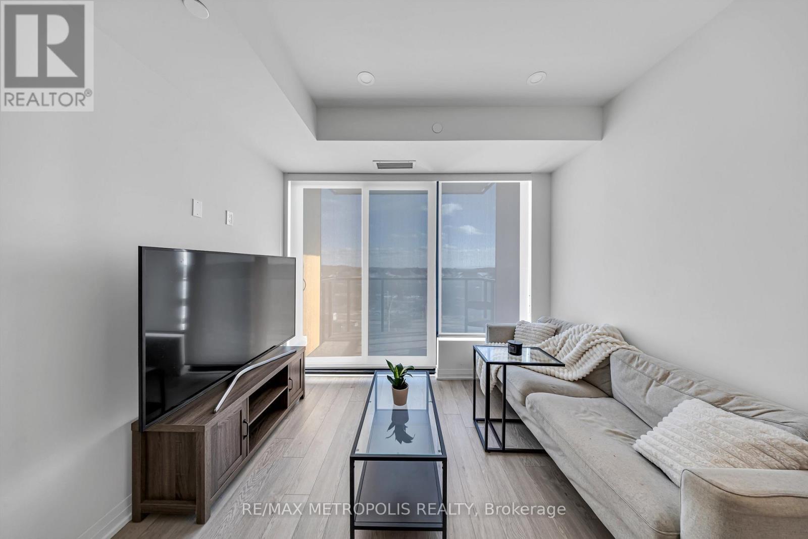 413 - 1415 Dundas Street E, Oakville, ON - Indoor