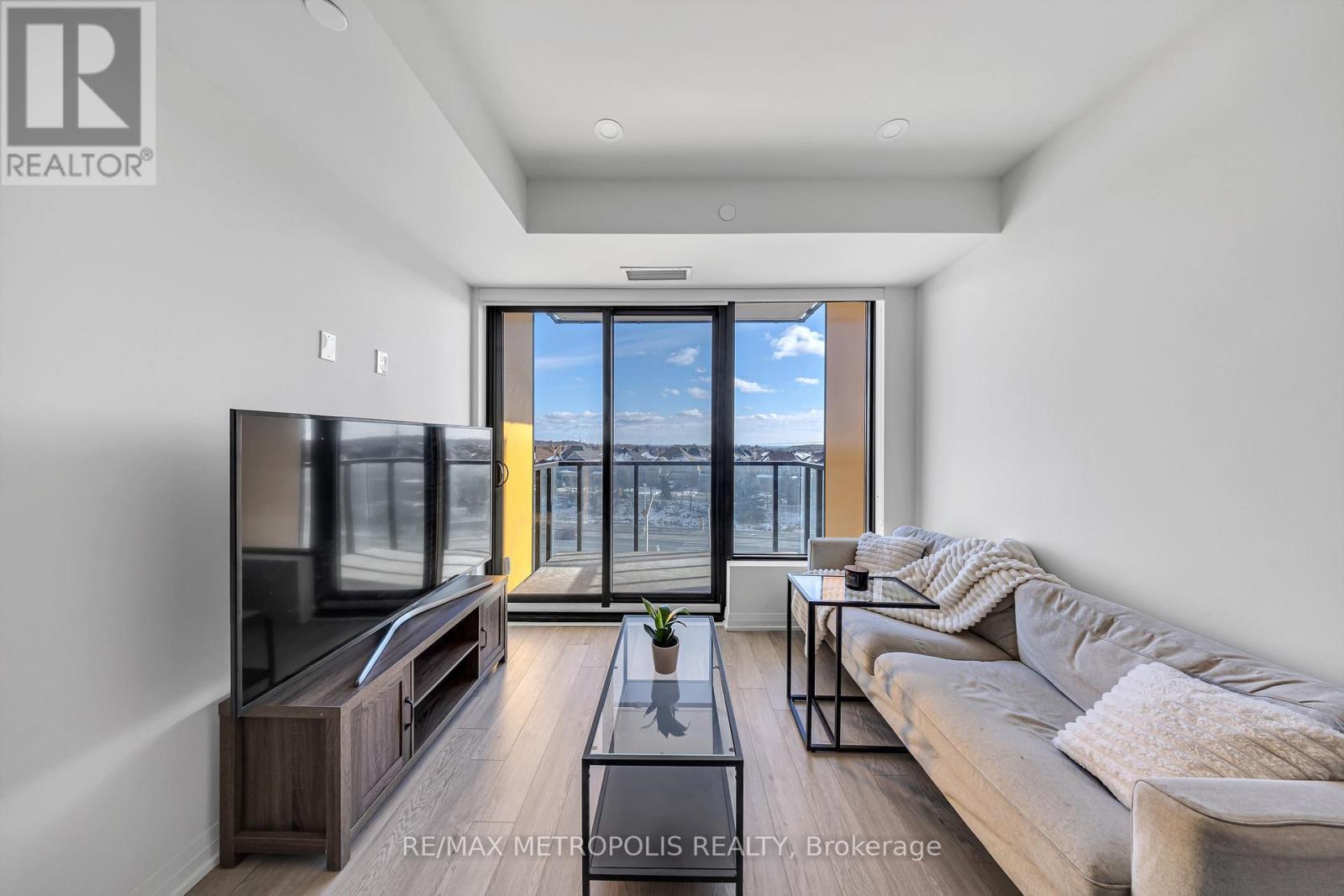 413 - 1415 Dundas Street E, Oakville, ON - Indoor