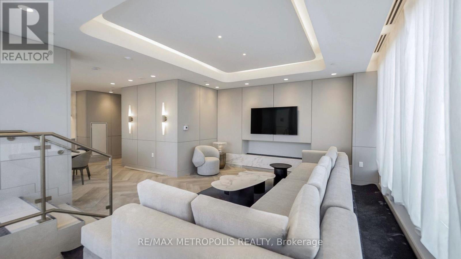 413 - 1415 Dundas Street E, Oakville, ON - Indoor