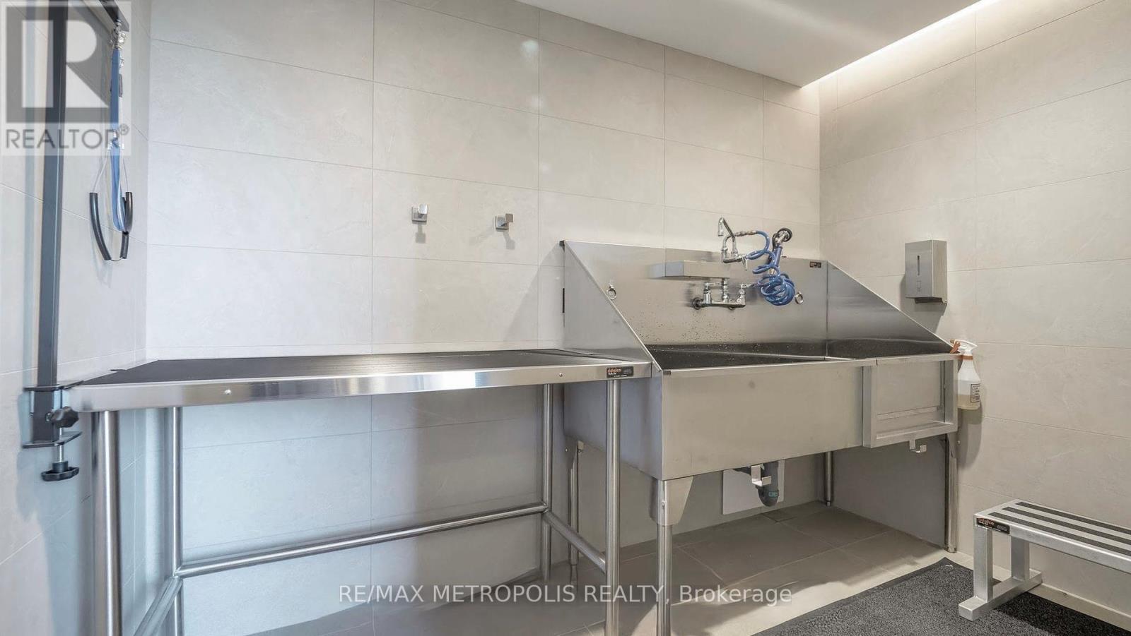 413 - 1415 Dundas Street E, Oakville, ON - Indoor