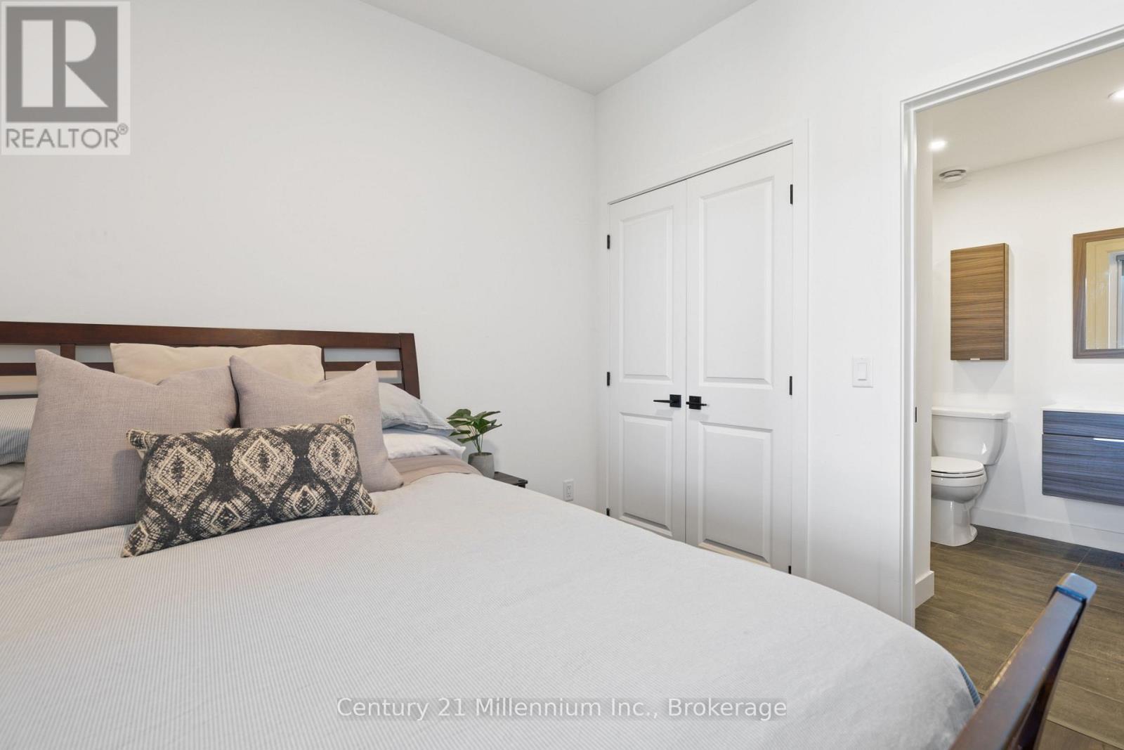 306 - 20 Beckwith Lane, Blue Mountains, ON - Indoor Photo Showing Bedroom