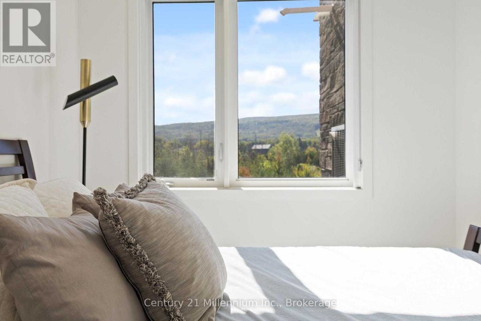 306 - 20 Beckwith Lane, Blue Mountains, ON - Indoor Photo Showing Bedroom