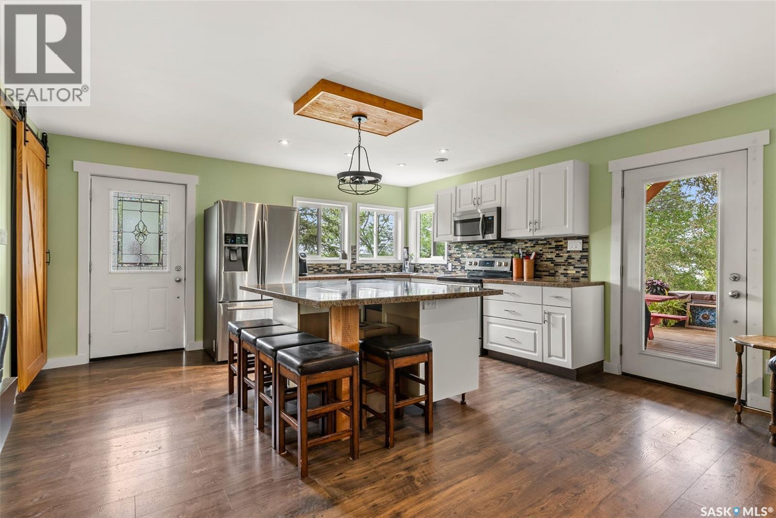 225 3Rd Street E, Regina Beach, SK - Indoor