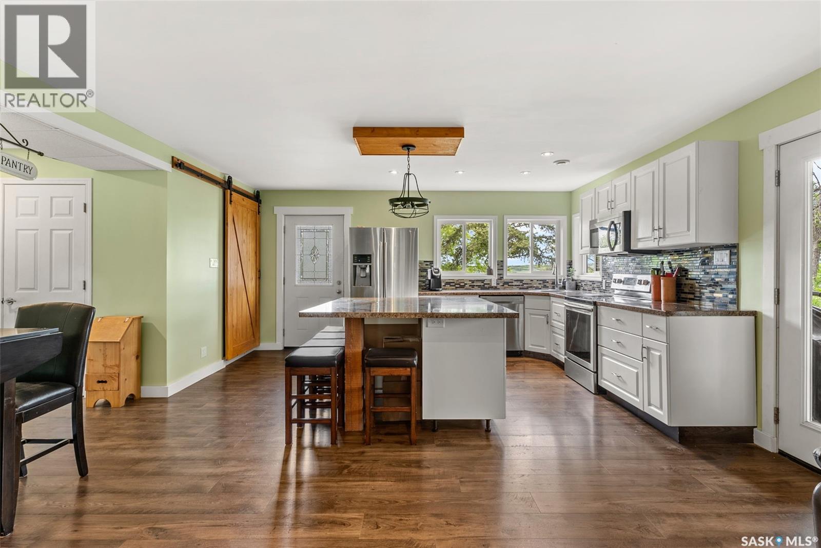 225 3Rd Street E, Regina Beach, SK - Indoor