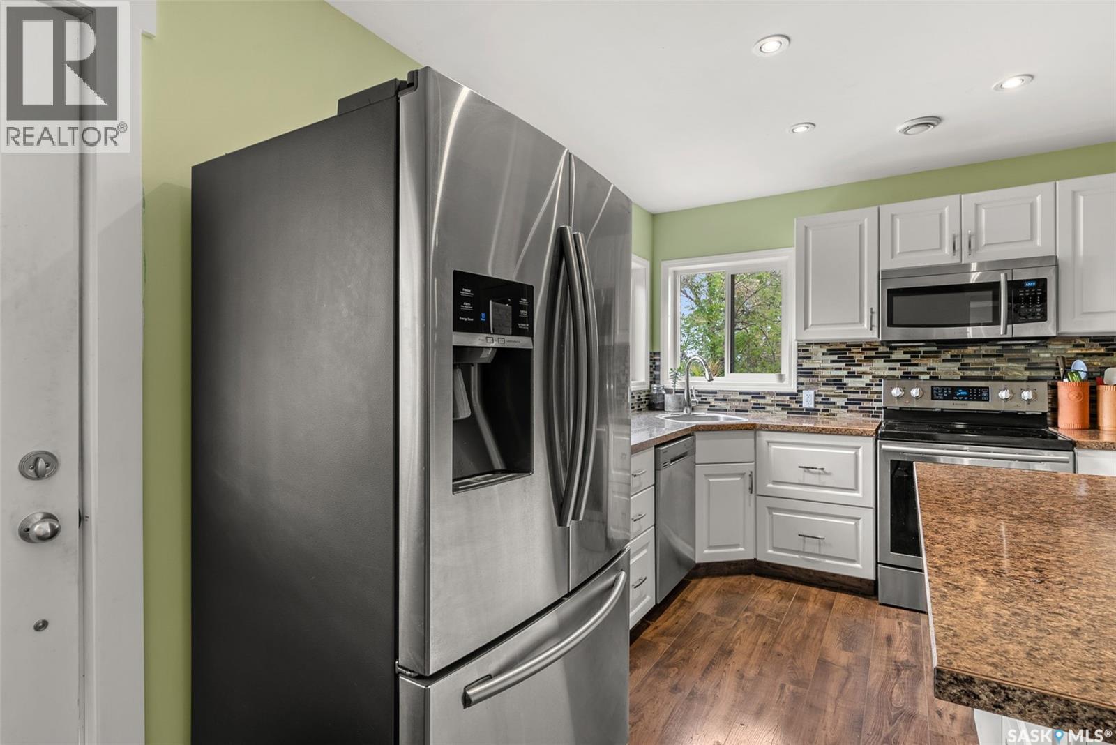 225 3Rd Street E, Regina Beach, SK - Indoor Photo Showing Kitchen With Stainless Steel Kitchen
