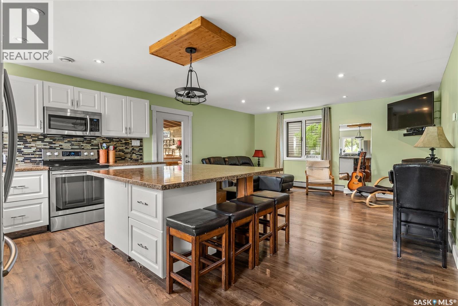 225 3Rd Street E, Regina Beach, SK - Indoor Photo Showing Kitchen With Stainless Steel Kitchen With Upgraded Kitchen