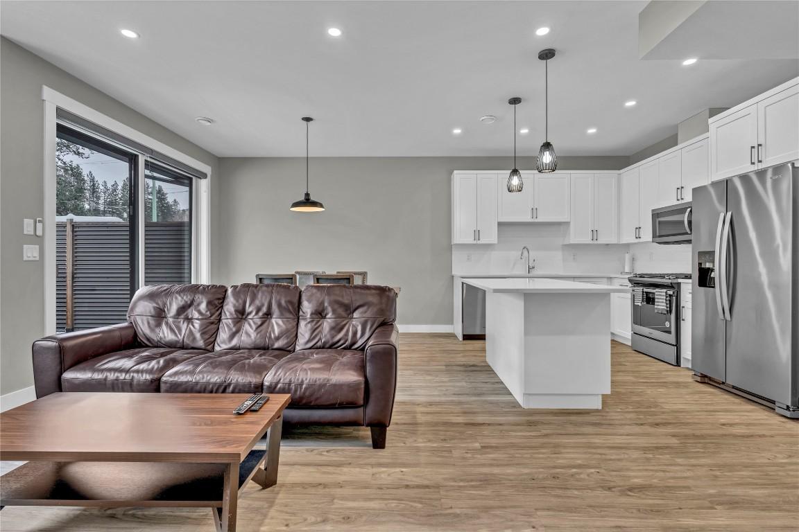 103 Abbey Road, Princeton, BC - Indoor Photo Showing Kitchen With Upgraded Kitchen