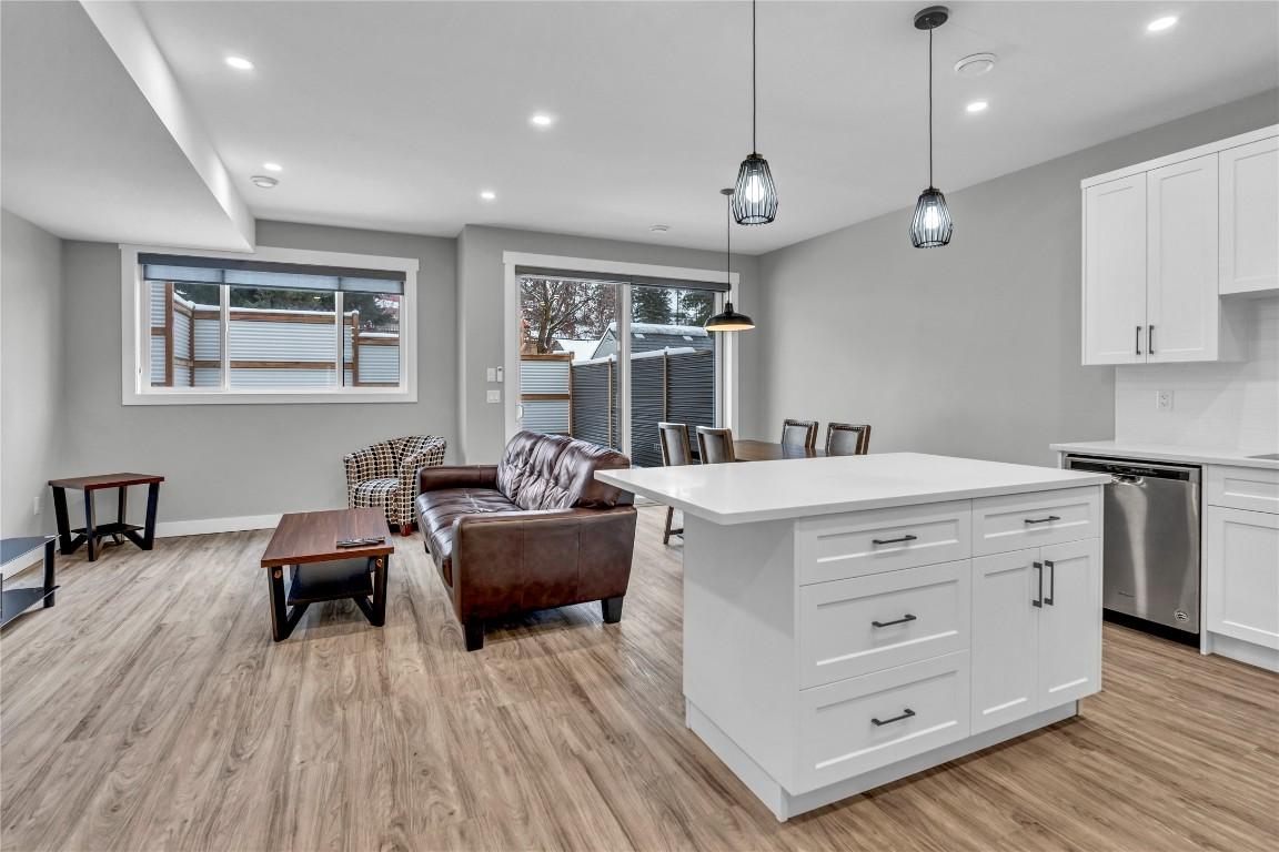 103 Abbey Road, Princeton, BC - Indoor Photo Showing Kitchen