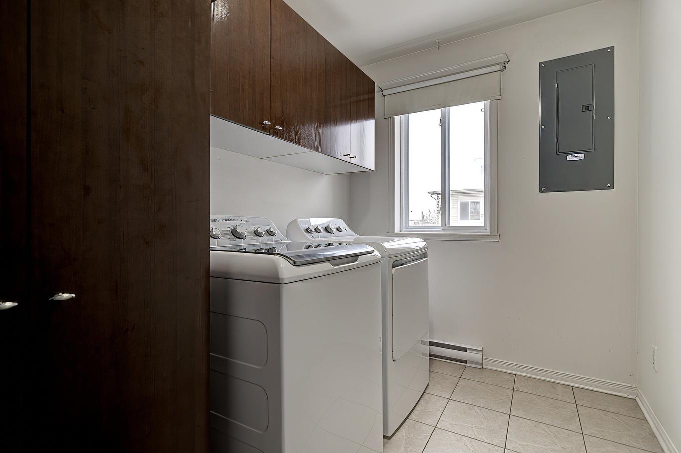 Laundry room - 439 Place Des Pluviers, Mascouche, QC - Indoor Photo Showing Laundry Room