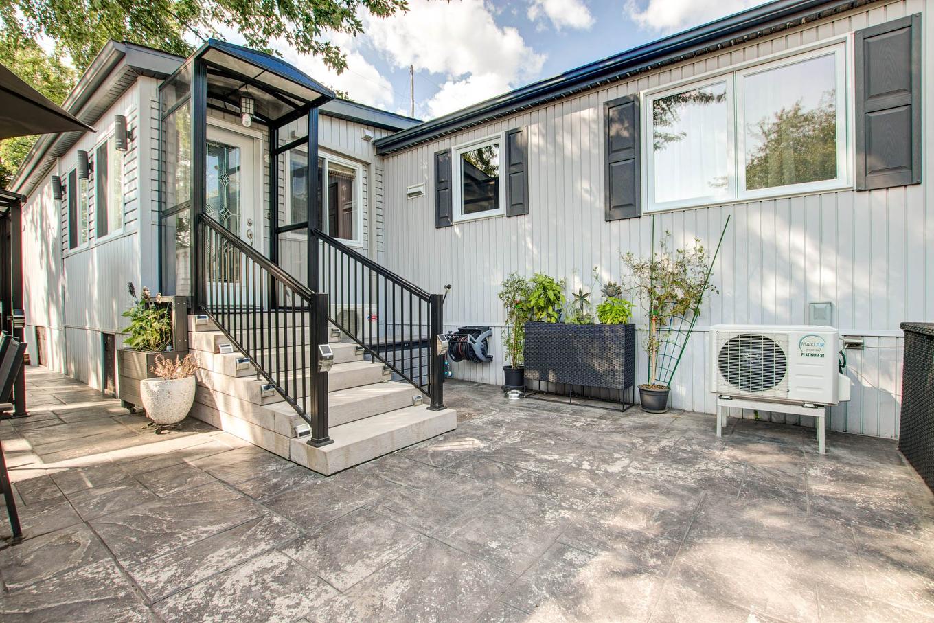 Exterior entrance - 250-3950 Boul. Sir-Wilfrid-Laurier, Longueuil (Saint-Hubert), QC - Outdoor