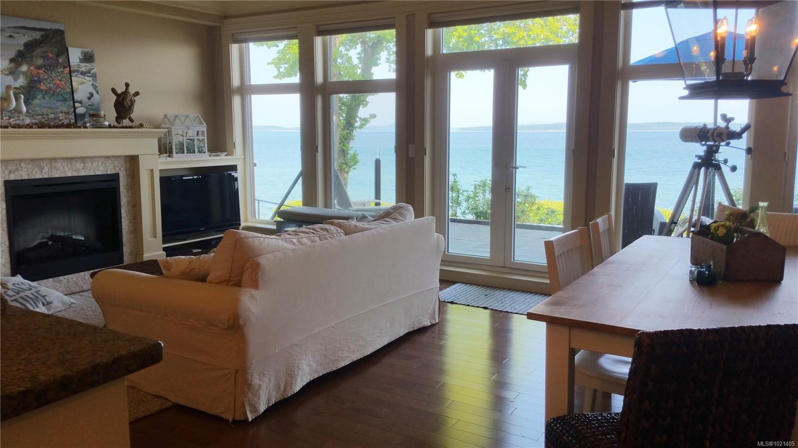 102-9115 Lochside Dr, North Saanich, BC - Indoor Photo Showing Living Room With Fireplace