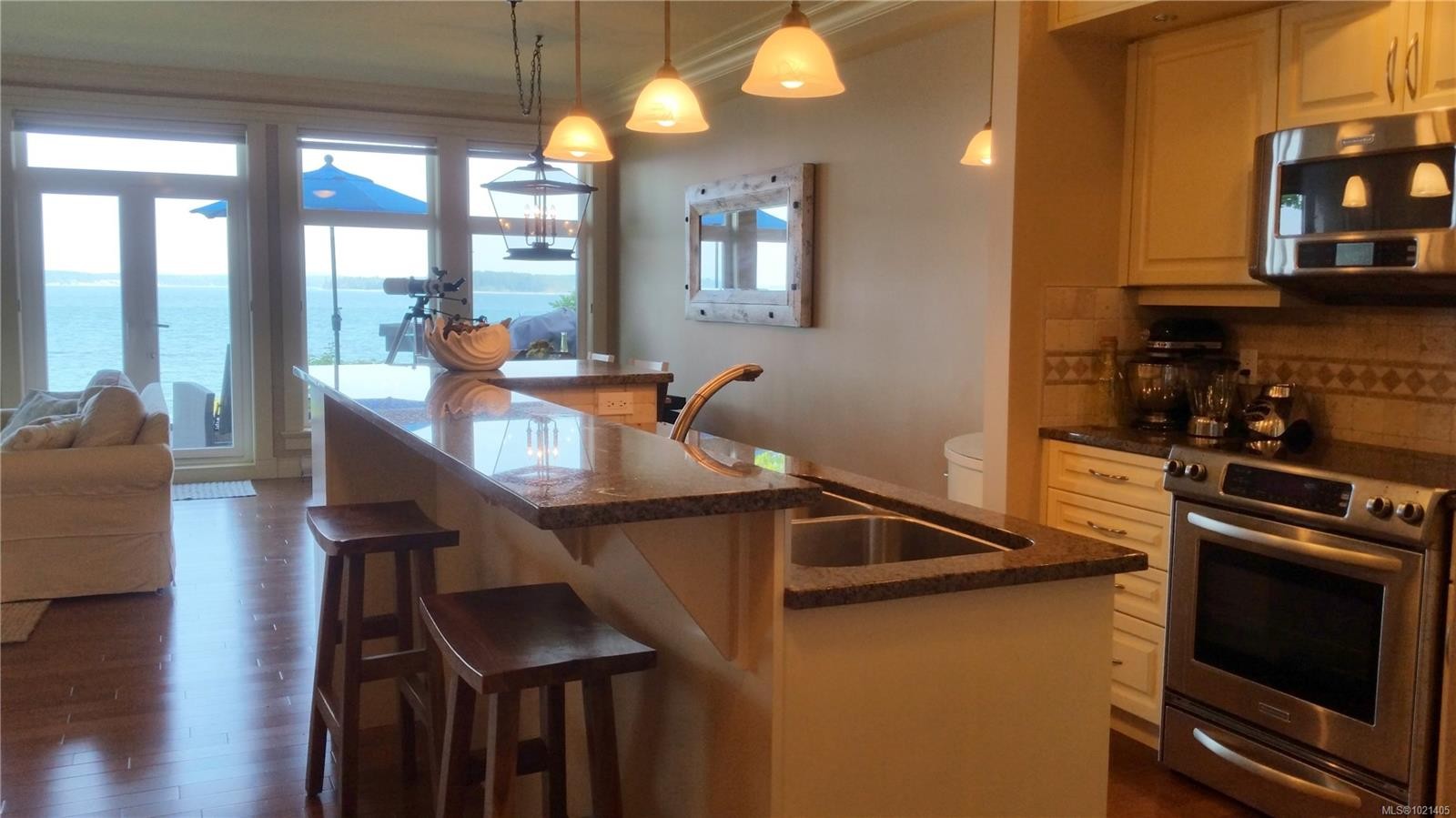 102-9115 Lochside Dr, North Saanich, BC - Indoor Photo Showing Kitchen