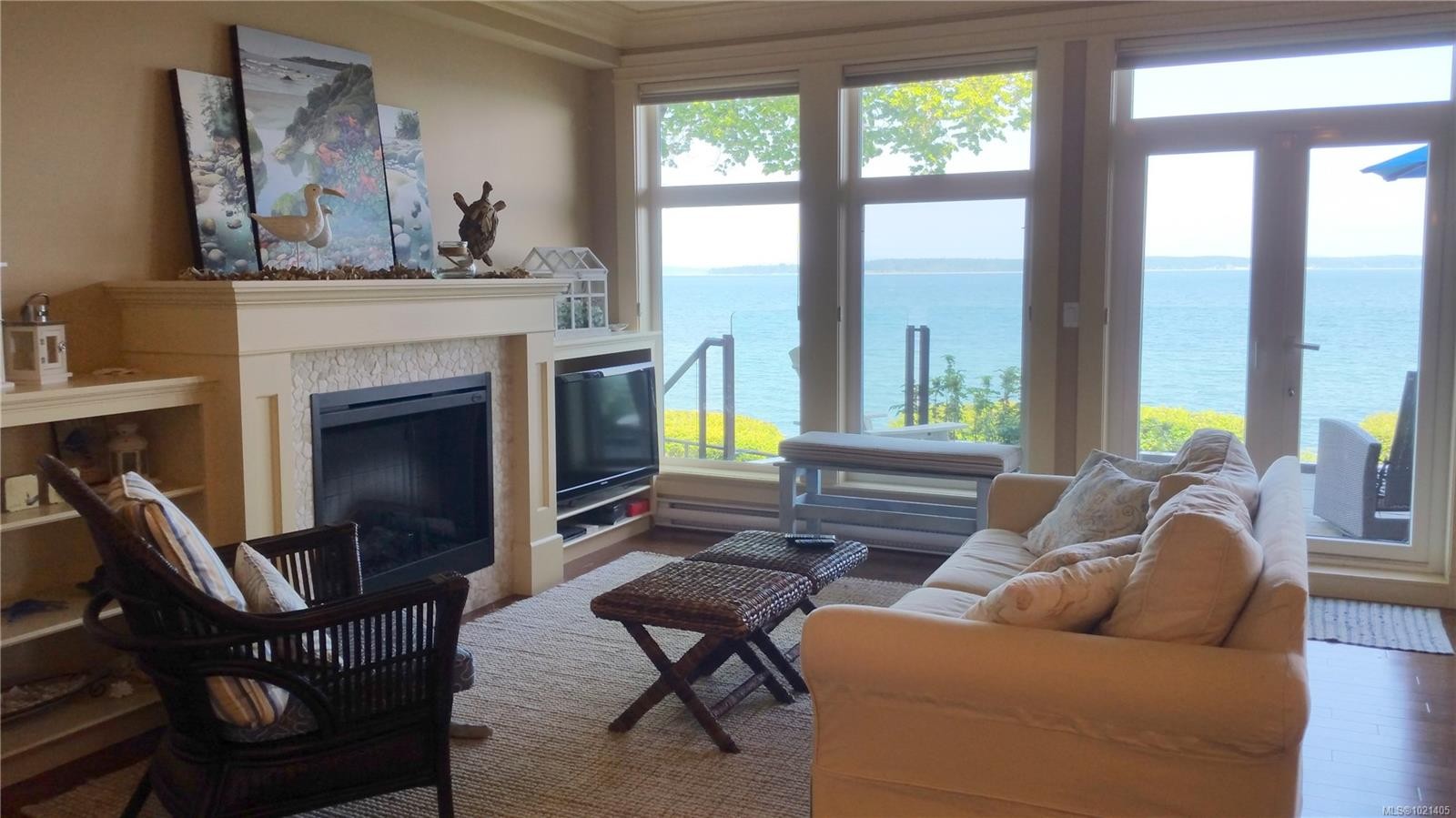 102-9115 Lochside Dr, North Saanich, BC - Indoor Photo Showing Living Room With Fireplace