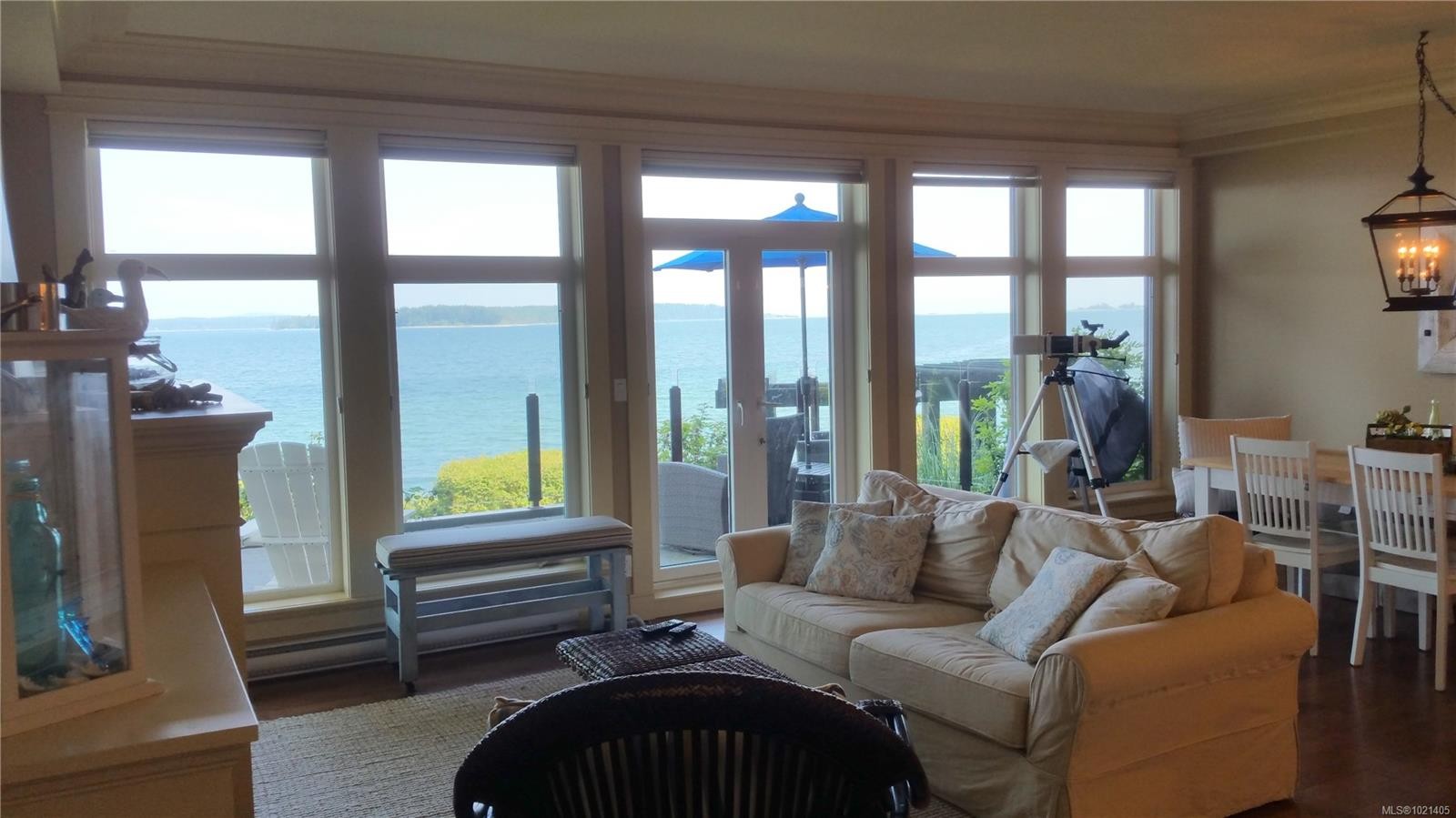 102-9115 Lochside Dr, North Saanich, BC - Indoor Photo Showing Living Room